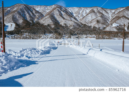 [Snow Country] Snow-packed Road [Hakuba-mura, Kitaazumi-gun] 85962716