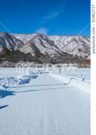 [Snow Country] Snow-packed Road [Hakuba-mura, Kitaazumi-gun] 85962717