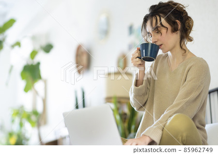 可愛的女士在房間裡玩電腦 85962749