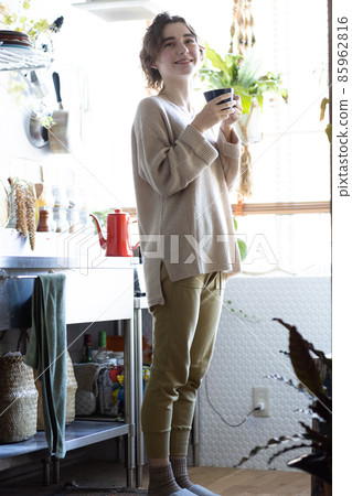 Cute woman relaxing in the kitchen Cute woman relaxing in the kitchen 85962816