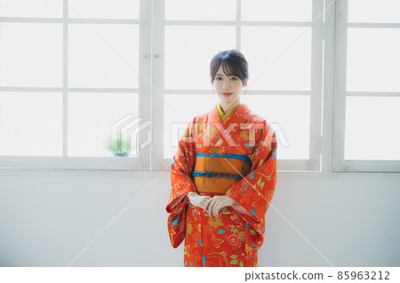 有紅色小紋的女性 有紅色小紋的女性 85963212