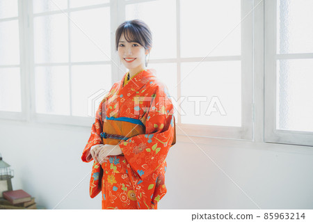Female with red Komon 85963214