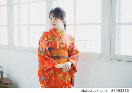 Female with red Komon 85963216