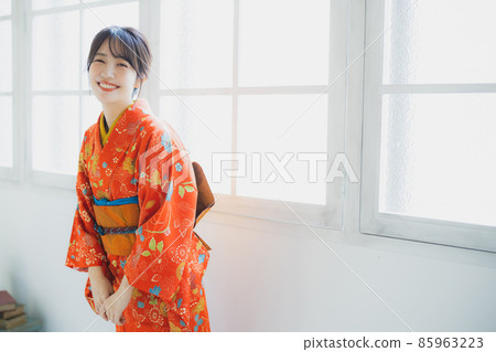 Female with red Komon 85963223
