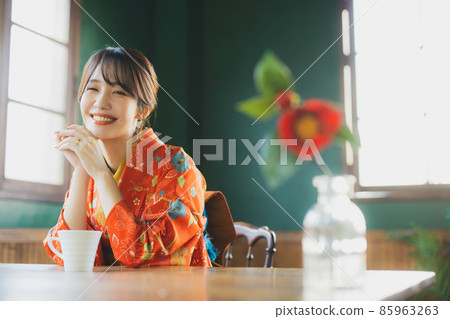 咖啡館裡的和服女人 咖啡館裡的和服女人 85963263