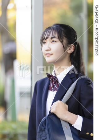 公共汽車站的高中生 公共汽車站的高中生 85964945