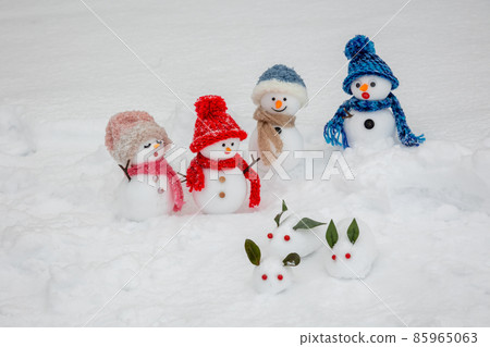 Snowmen who found a snow rabbit Snowmen who found a snow rabbit 85965063