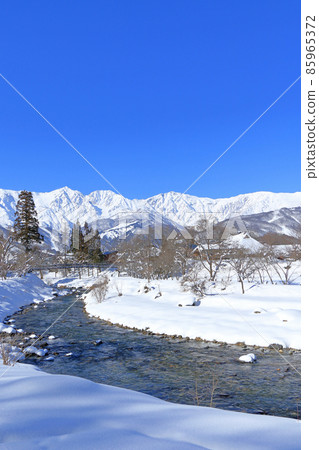 白馬冬季陽光明媚的大出公園和北阿爾卑斯山 85965372
