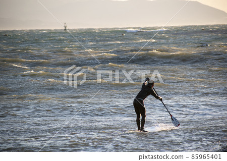 槳板經歷波濤洶湧 槳板經歷波濤洶湧 85965401