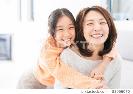 Smile parent and child 85966070