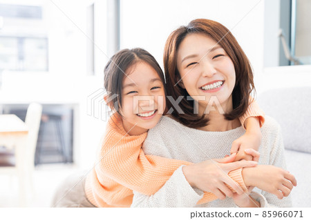 笑臉父母和孩子 85966071