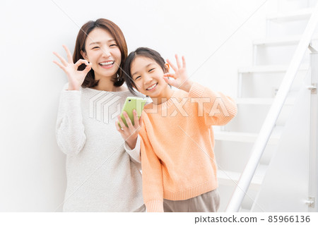 父母和孩子和智能手機 父母和孩子和智能手機 85966136