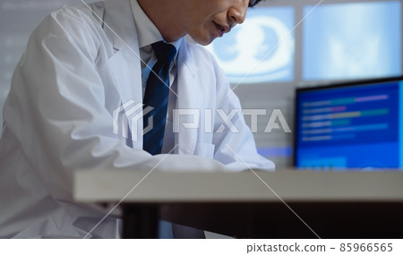 Doctor who diagnoses by looking at the image Doctor who diagnoses by looking at the image 85966565