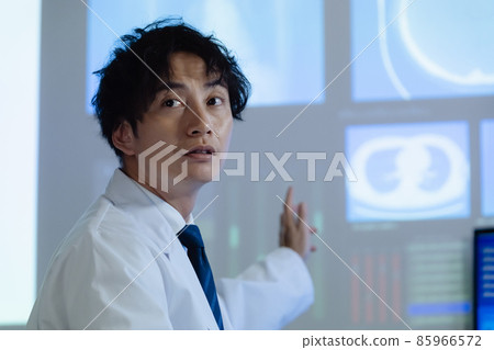 通過看圖像進行診斷的醫生 85966572