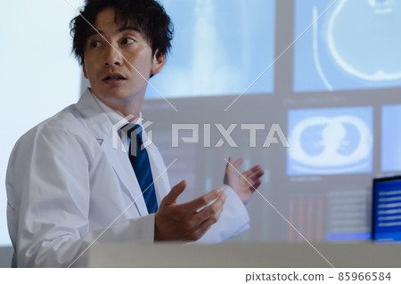 通過看圖像進行診斷的醫生 通過看圖像進行診斷的醫生 85966584