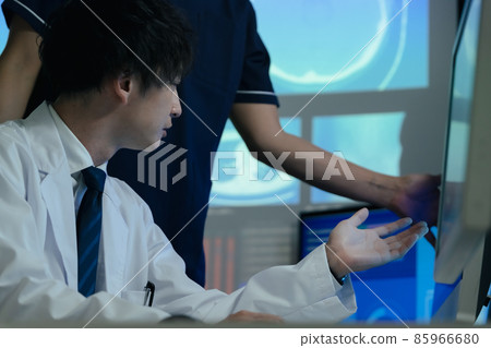 通過看圖像進行診斷的醫生 85966680