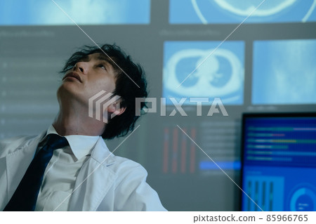 一位因辛勤工作而筋疲力盡的醫生 85966765