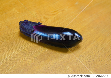 1 eggplant on the table, wood grain 1 eggplant on the table, wood grain 85966854