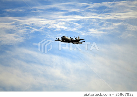 一架日本飛機在藍天上飛行。景觀。圖片素材 一架日本飛機在藍天上飛行。景觀。圖片素材 85967052