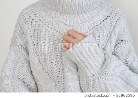 Upper body of a woman in knit 85968590