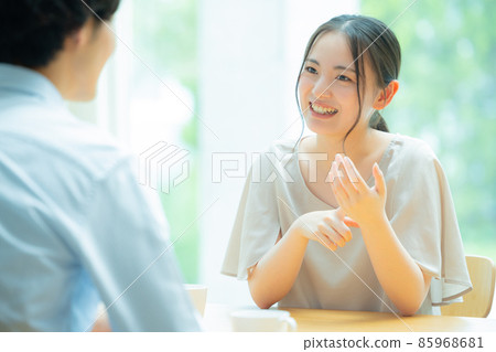 一對夫婦在客廳裡說話 一對夫婦在客廳裡說話 85968681