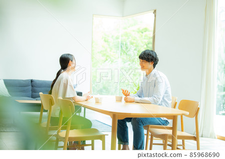 一對夫婦在客廳裡說話 一對夫婦在客廳裡說話 85968690