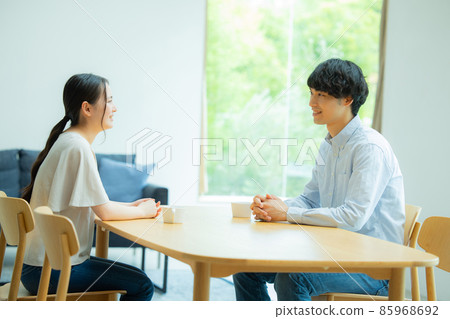 一對夫婦在客廳裡說話 85968692