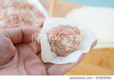 Making shumai that wraps ingredients 85968906