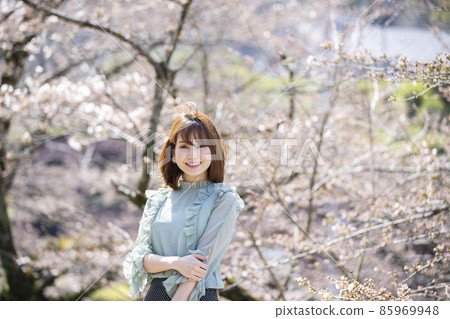 櫻花背景下的年輕女子，在京都府京都市東山區的釜山斜面的櫻花 85969948