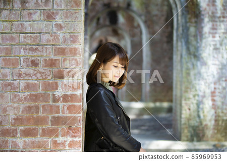 一名年輕女子站在京都府京都市左京區南禪寺水陸閣 一名年輕女子站在京都府京都市左京區南禪寺水陸閣 85969953