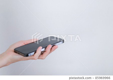 拿著智能手機的手 85969966