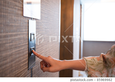 Unrecognizable woman using the elevator. 85969982