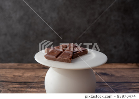 白桌上的一塊巧克力棒 白桌上的一塊巧克力棒 85970474