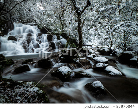 Snow scene of Nanatsu Falls, a scenic spot in Nomi City 85970844