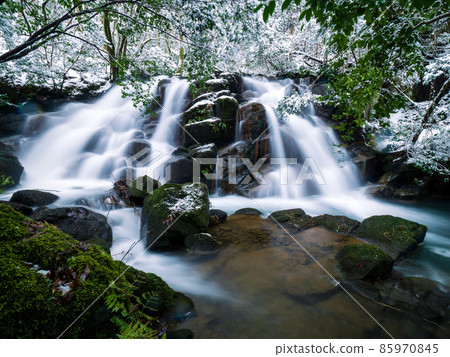Snow scene of Nanatsu Falls, a scenic spot in Nomi City 85970845