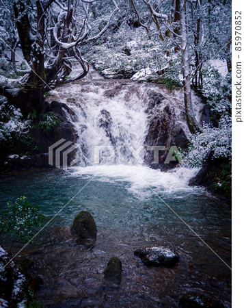 A spectacular winter view of Nanatsu Falls, a scenic spot in Nomi City, Ishikawa Prefecture 85970852