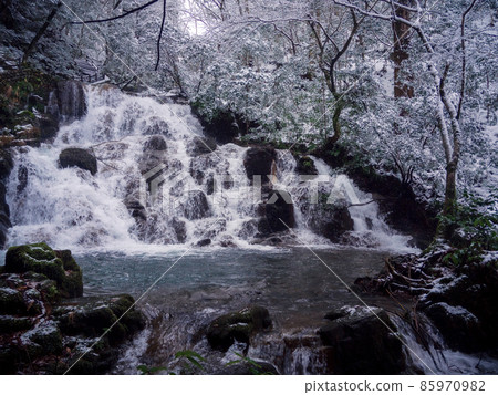 Superb winter view of Nanatsu Falls 85970982