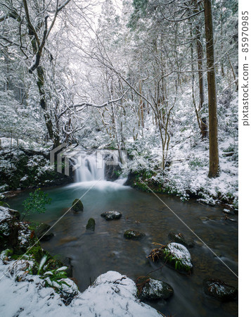 Superb winter view of Nanatsu Falls 85970985