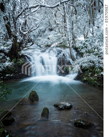 Superb winter view of Nanatsu Falls 85970987