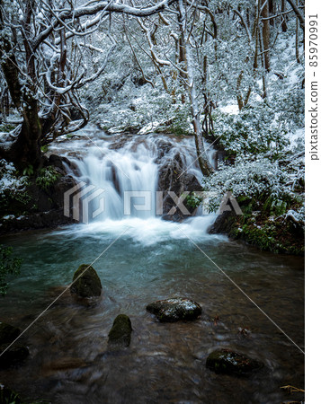 Superb winter view of Nanatsu Falls Superb winter view of Nanatsu Falls 85970991