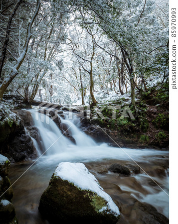 Superb winter view of Nanatsu Falls 85970993