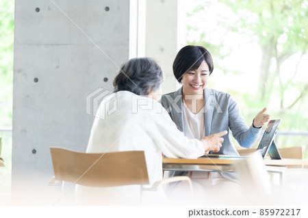 Senior inheritance consultation salesman 85972217