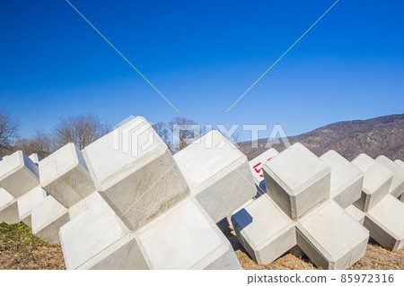 Six-legged blocks lined up on the riverbed 85972316