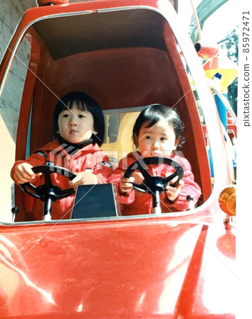1975 年的姐妹們拿著遊樂園車的方向盤 1975 年的姐妹們拿著遊樂園車的方向盤 85972471