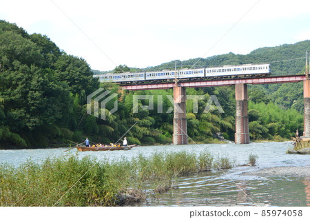通過荒川大橋的秩父鐵道上行列車（埼玉縣秩父郡長瀞町、下野町、都野町） 85974058