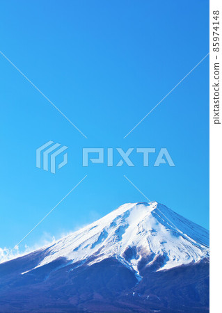 Winter blue sky and Mount Fuji Winter blue sky and Mount Fuji 85974148