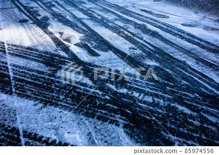 冰凍和未融化的陰影路面 大都市地區 少量雪後 a-2 高飽和度對比度 85974556
