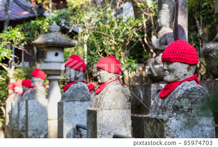 這是一座被秋天色彩染成的古老寺廟的區域。是靜寂中的地藏。廣島市三木寺 85974703