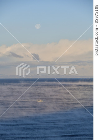 拍攝冬季在北海道音部町暴風雨升起的嚴寒日本海的風景 拍攝冬季在北海道音部町暴風雨升起的嚴寒日本海的風景 85975188