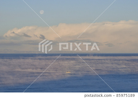 Taking a picture of the scenery of the severely cold Sea of Japan where the storm rises in Otobe-cho, Hokkaido in winter Taking a picture of the scenery of the severely cold Sea of Japan where the storm rises in Otobe-cho, Hokkaido in winter 85975189